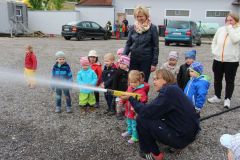 kindergarten_besucht_feuerwehr_20150608_1831472130